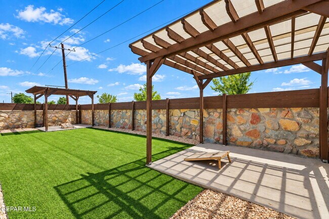 Building Photo - 13876 Loreina Luz Ave