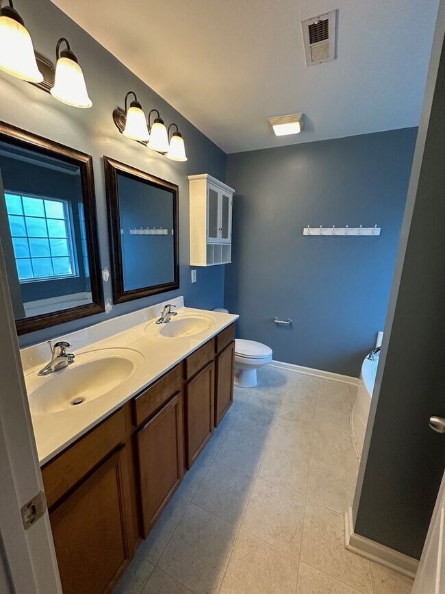 Building Photo - 1203 Castle Pines Dr