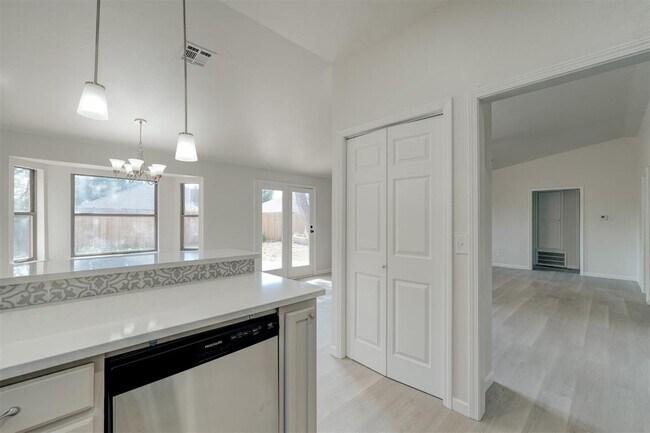 Building Photo - 11601 Matthews Ave