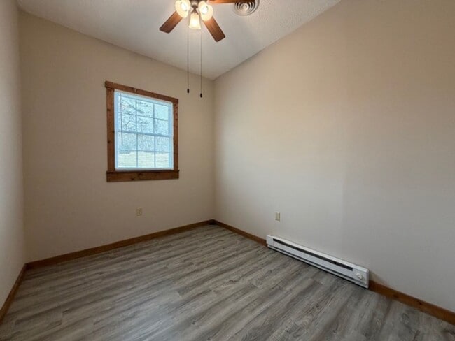 Building Photo - 4 bed 1.5 Bath Home Available in Springfield+