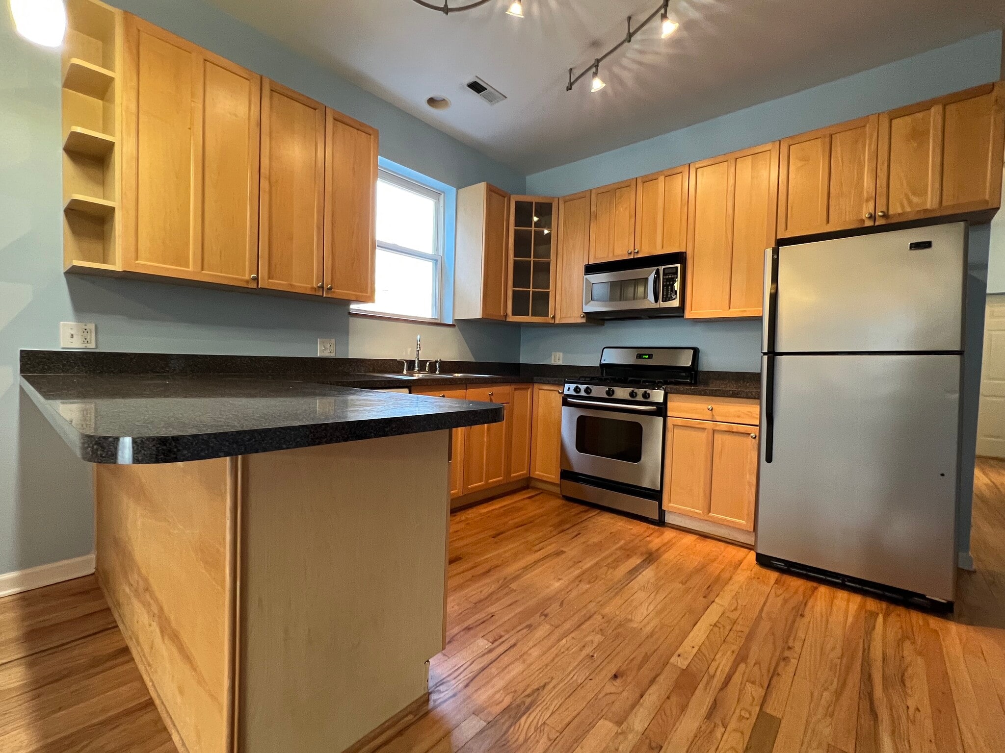 Kitchen - 905 N Racine Ave