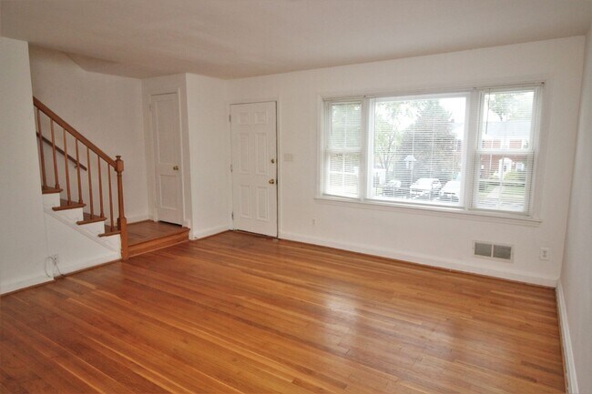 Building Photo - Lovely Towson 3bd/2ba Rowhome w/ CAC & W/D...