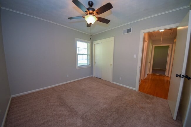 Building Photo - Cute and UPDATED 3 bed 2 bath home near GREAT SCHOOLS.