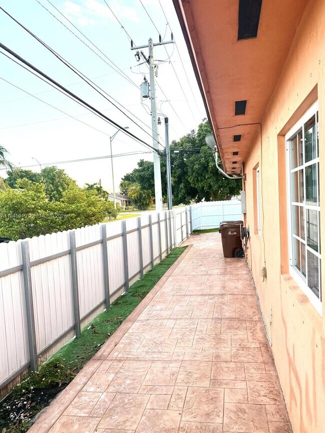 Building Photo - 690 E 6th Pl