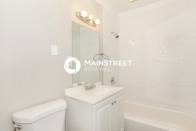 Building Photo - 2 Bedroom Pet-Friendly Home in Hollywood, ...