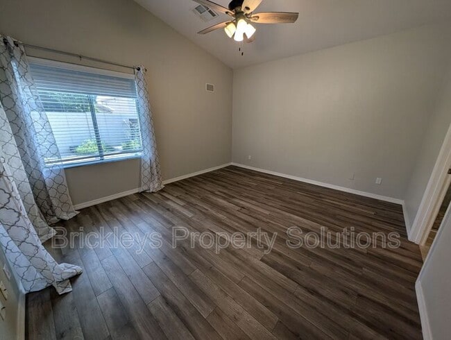 Building Photo - 9213 E Wood Dr