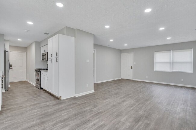 Building Photo - High End Finishes in a Quiet Residential Neighborhood