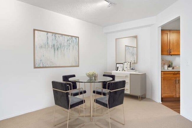 Building Photo - 829 N Dearborn St