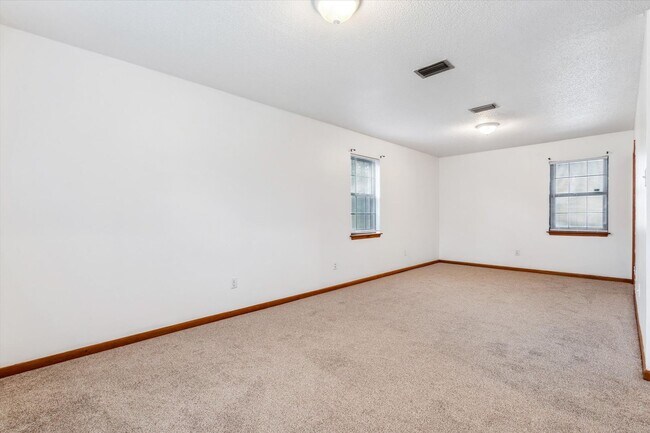 Building Photo - 504 Farnell Ln