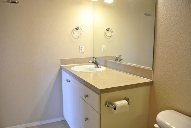 Building Photo - Spacious 3 bedroom 2.5 bath home in SE Cor...
