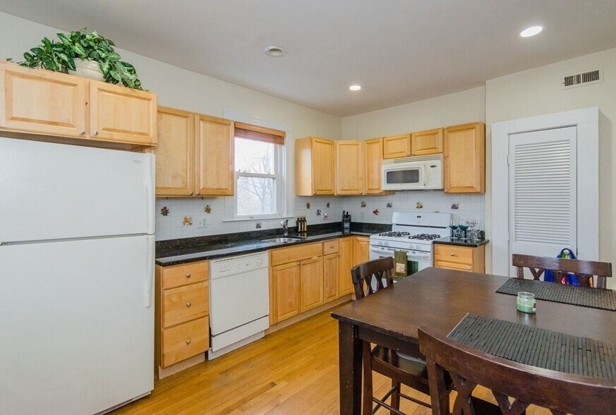 Primary Photo - 126 Minden St