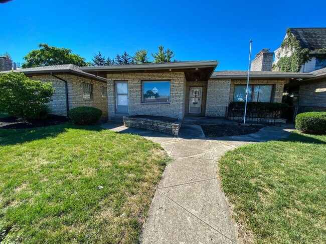 Building Photo - Remodeled Westgate Home with Attached Prof...