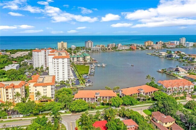 Building Photo - 9101 Vanderbilt Dr