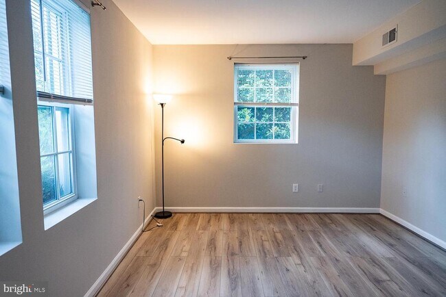 Building Photo - 1721 Queens Ln