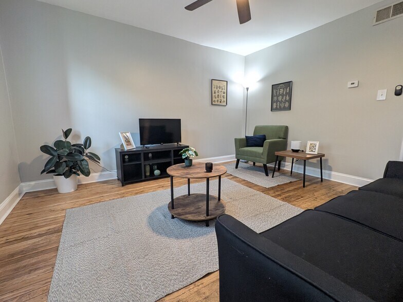 Primary Photo - 1733 F St NE