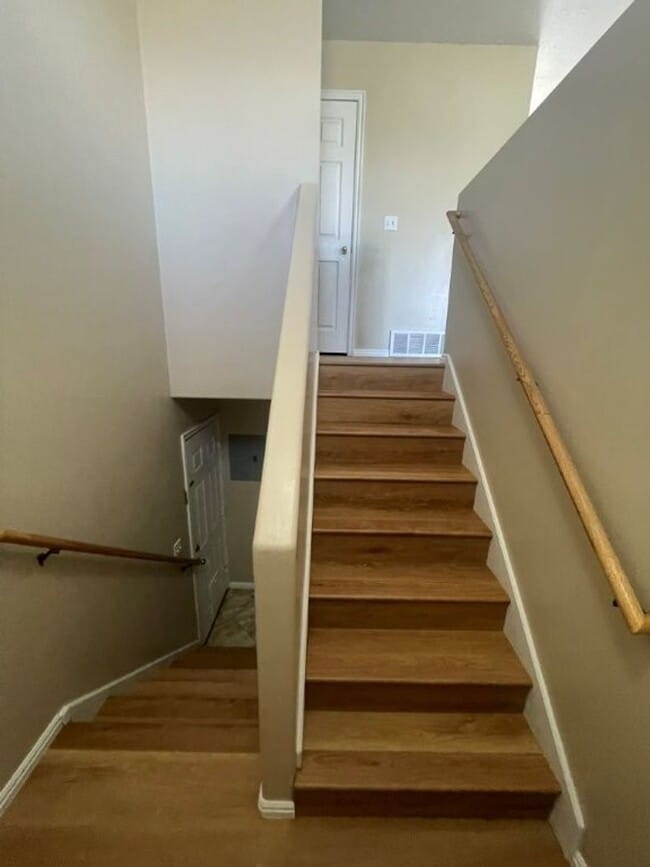 Building Photo - Your New Chapter Starts Here – 5 Bed, 2 Bath Syracuse Home + 2 Weeks Free!