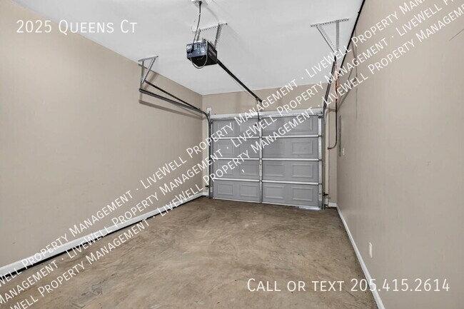 Building Photo - 2025 Queens Ct