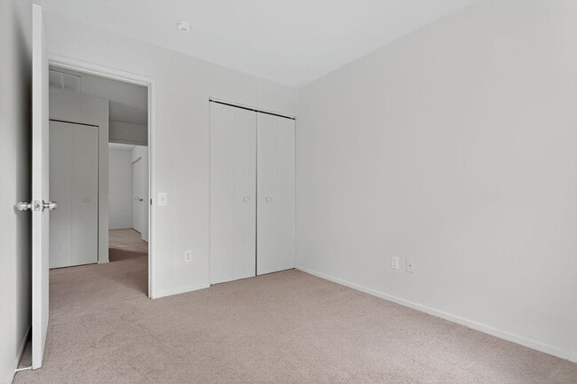 Building Photo - Charming End-Unit Townhome in Sought-After...
