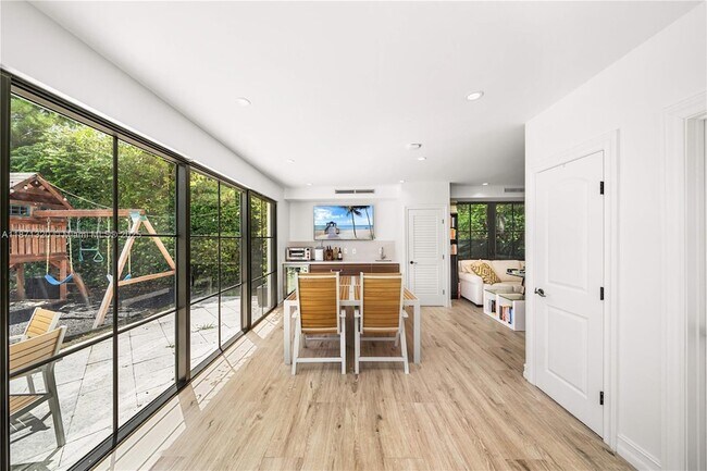 Building Photo - 5728 Pine Tree Dr