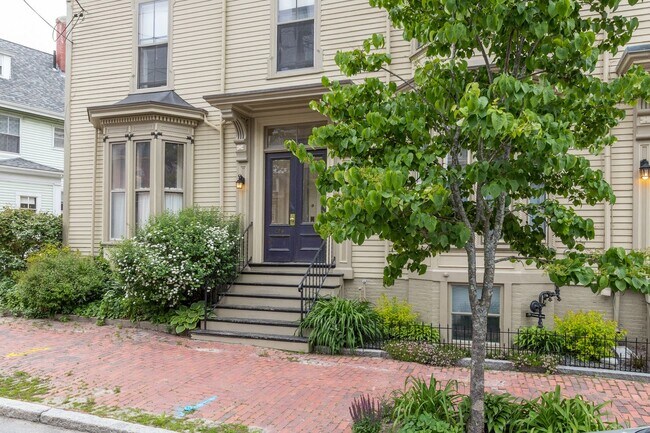 Building Photo - 256 Vaughan St