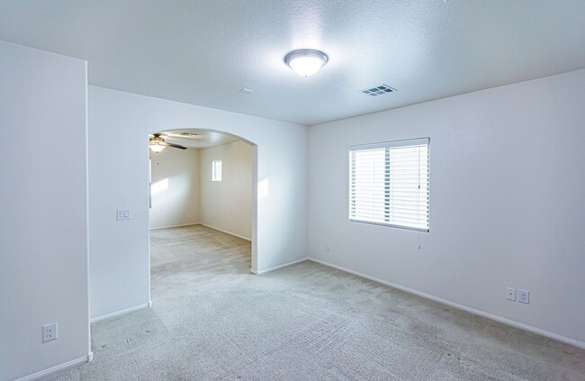 Building Photo - 4 Bedroom home located in Mountain's Edge