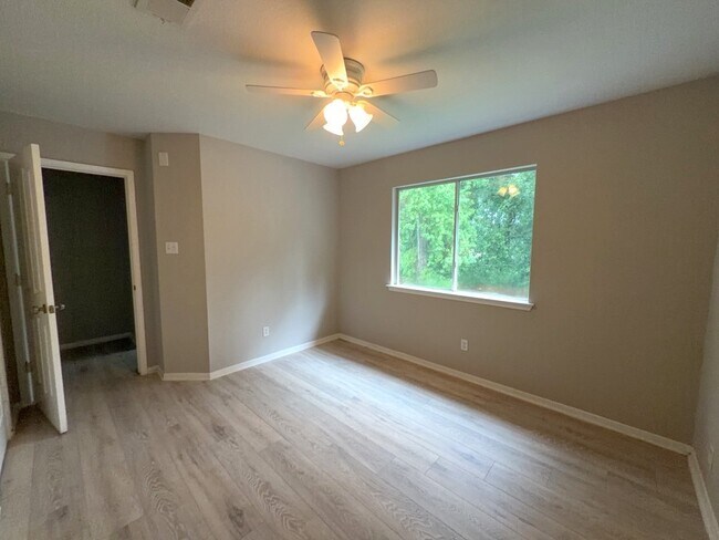 Building Photo - 2106 Lexington Woods Dr