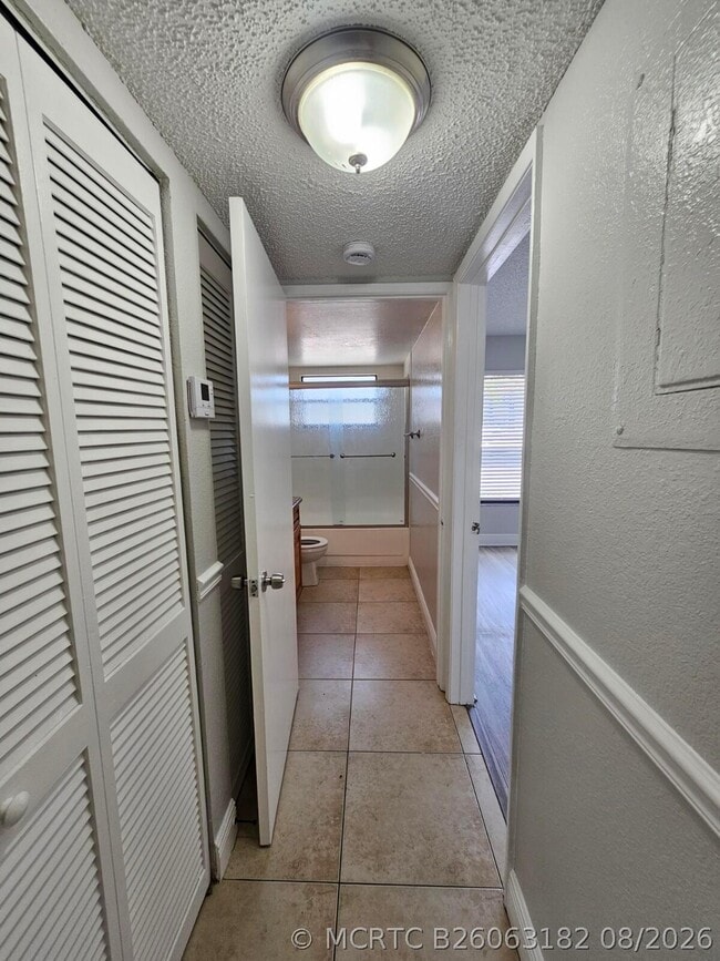 Building Photo - 1453 Lake Crystal Dr