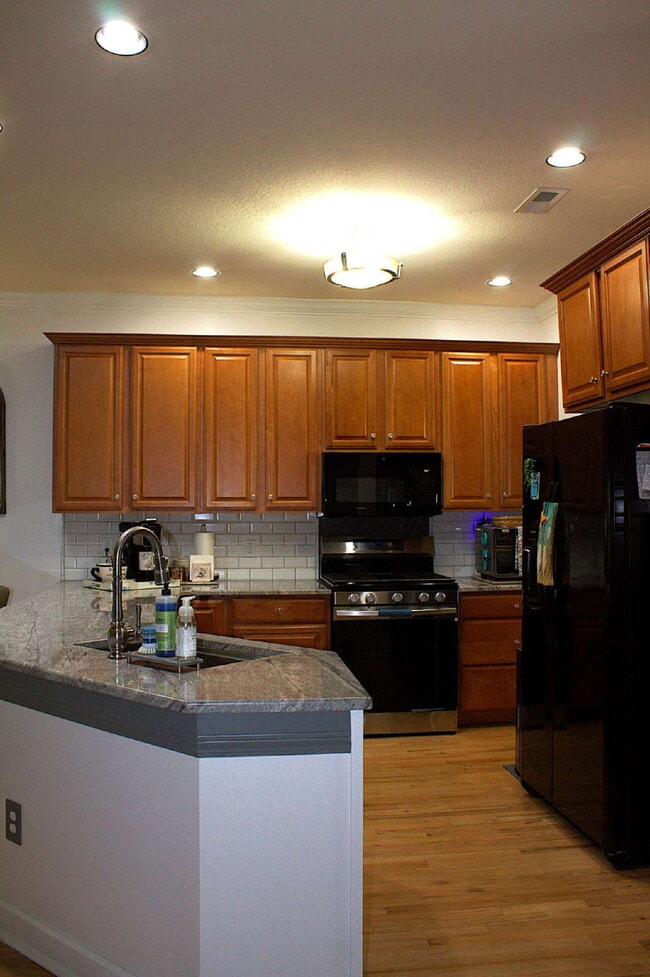 Building Photo - "Luxurious 3-Bed Condo in Hendersonville: Spacious 2023 Sq Ft within a 55+ community.”