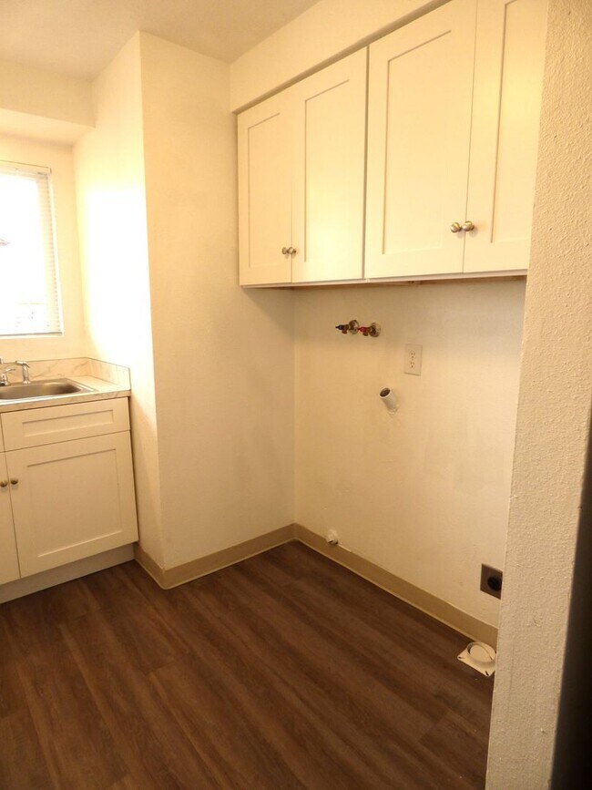 Building Photo - Rent Special: 1/2 Off May's Rent - 2 bed Townhome