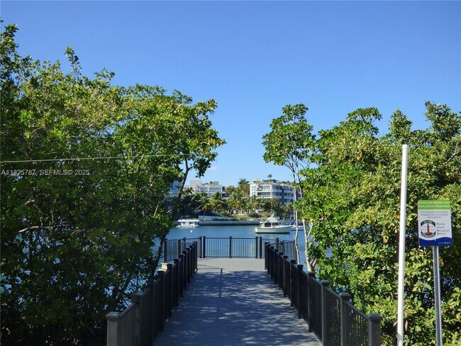 Building Photo - 1701 Sunset Harbour Dr