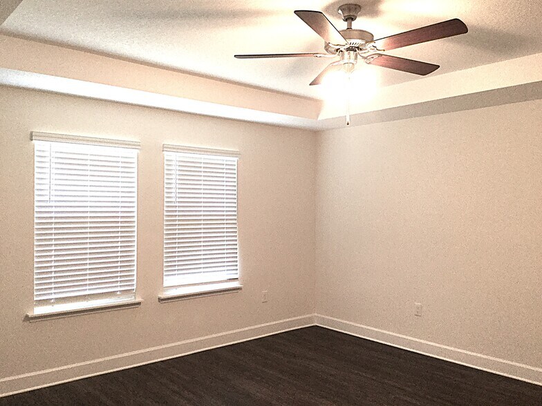 Building Photo - 220 Crestrun Loop