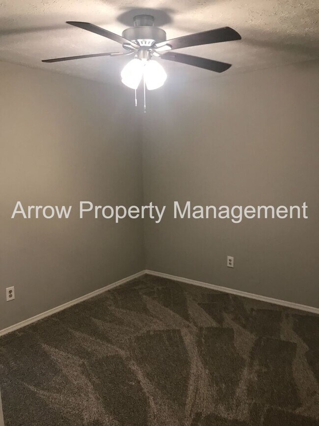 Building Photo - Great 2 Bedroom Townhome on Quiet Dead-End Street!