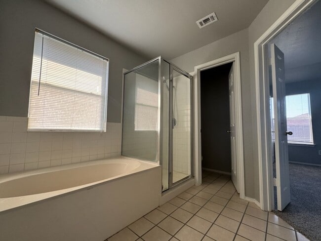 Building Photo - Remodeled 3 Bedroom Plus Bonus Room - Comi...