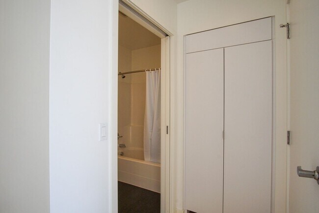 Building Photo - Modern 2nd Floor Studio with D/W & Washer/...