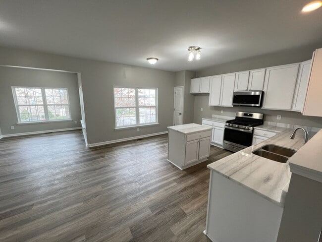 Building Photo - Beautiful Townhouse w/ 1st Floor Bedroom