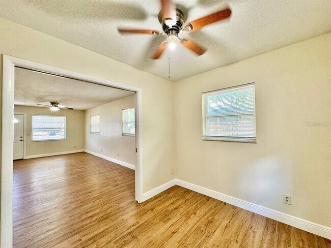 Building Photo - 865 Trotter Rd