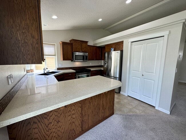 Building Photo - LARGE SINGLE FAMILY HOME ON CORNWALL (RPM#220)