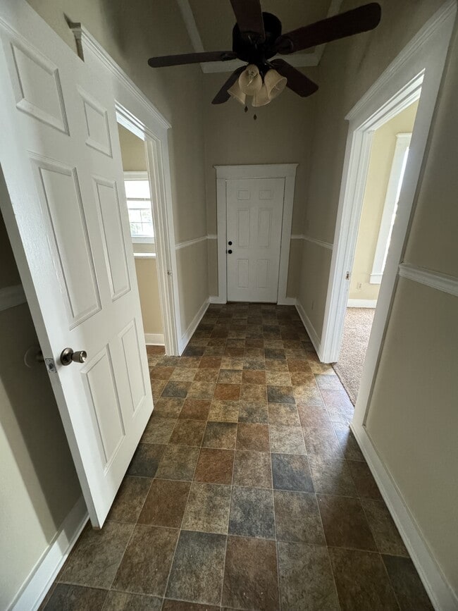 Building Photo - 302 N Burleson St