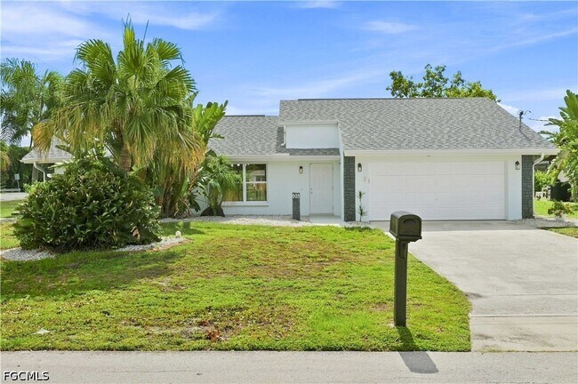 Building Photo - 903 SE 20th Ct