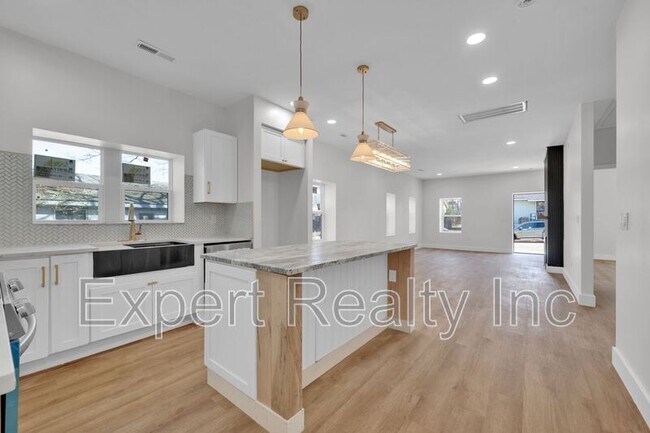 Building Photo - 1720 34th Pl N