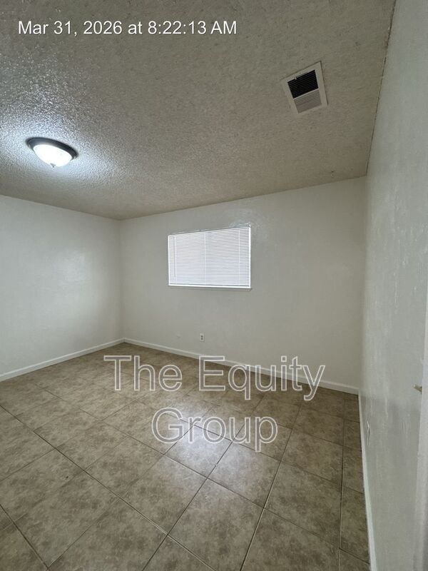 Building Photo - 527 S Garden St