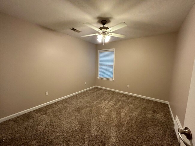 Building Photo - Large 3 bd 2.5 bath with all new paint! Fe...