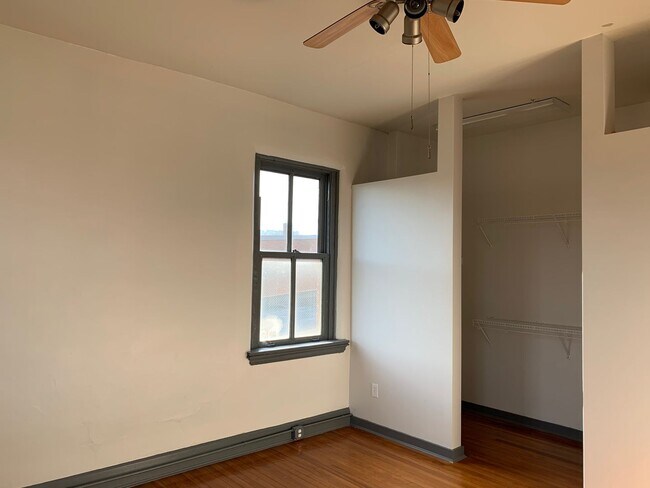 Building Photo - 913 Monmouth St