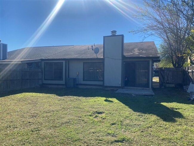 Building Photo - Large 3 bed 2 bath duplex