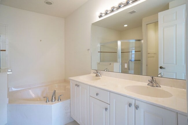 Building Photo - 3Bed/ 2.5Bath Townhome W/Garage - Gramercy...