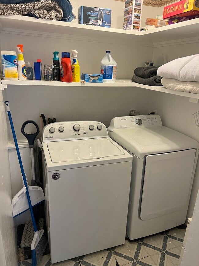 Building Photo - 24 Thurman St