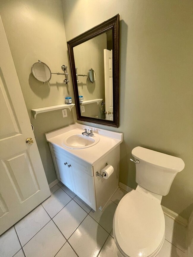 Building Photo - 3 Bedroom, 2 Bath Townhome in Park West of...