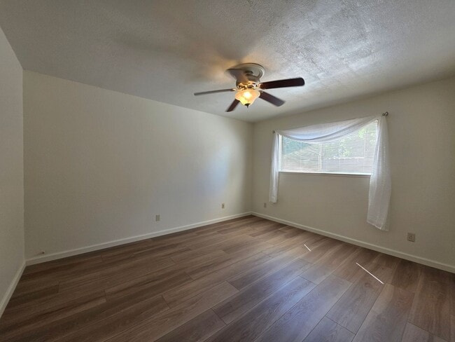 Building Photo - 3-bedroom single story in east Modesto nei...