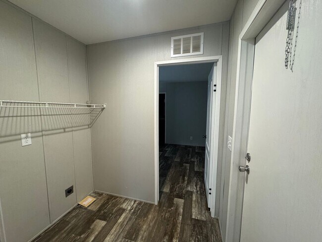 Building Photo - Cute 2/2 Mobile Home in Marianna w/ Lawn Maintenance Included