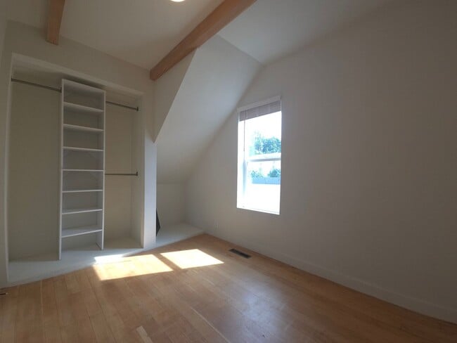Building Photo - Home with character